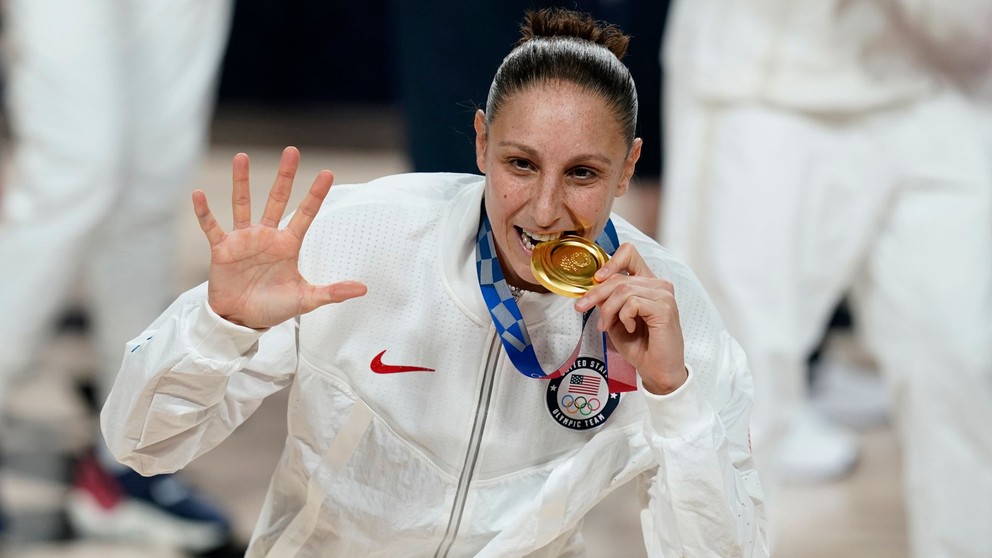 Diana Taurasiová so zlatou medailou z Olympijských hier Tokio 2020 / 2021.