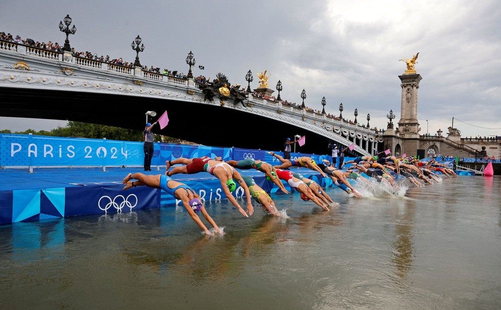 Triatlonisky plávali v rieke Seina na OH 2024 v Paríži. 