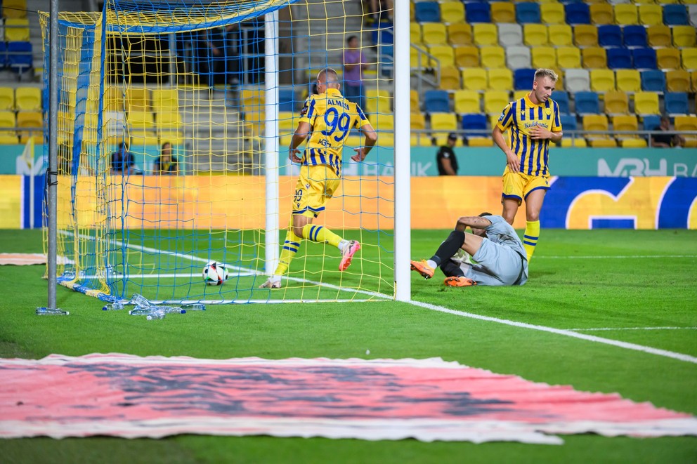 Ladislav Almási (Dunajská Streda), brankár Tiago Silva (Zira) a Matej Trusa (Dunajská Streda) reagujú po strelení gólu na 1:1 počas odvetného zápasu 2. predkola Konferenčnej ligy. 