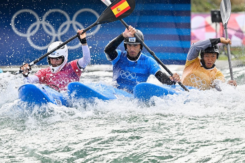 Sprava Japonec Juuki Tanaka, slovenský vodný slalomár Matej Beňuš a Španiel Miquel Travé v kvalifikačnej jazde kajak krosu počas olympijských hier 2024 v Paríži.
