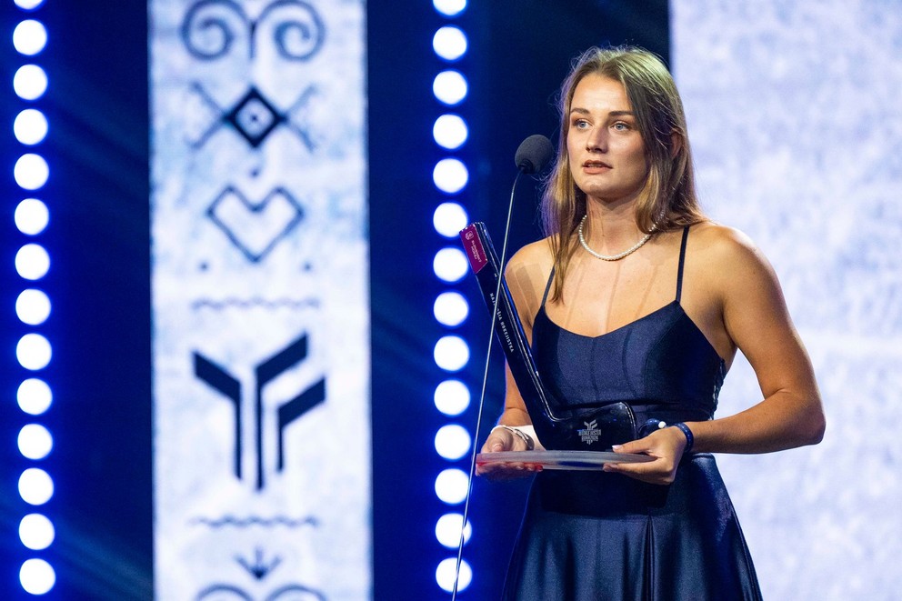 Lucia Halušková, ktorá triumfovala v kategórii Najlepšia hokejistka, pózuje s cenou počas slávnostného galavečera ankety Hokejista roka 2024.