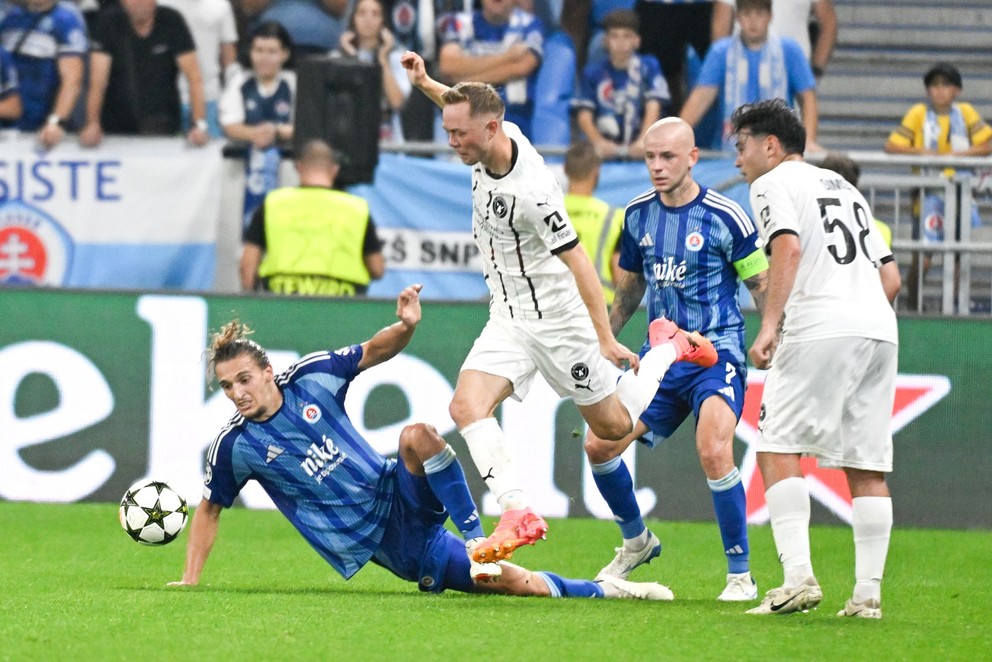 Zľava Július Szöke, Joel Andersson, Vladimír Weiss ml. a Aral Simsir v zápase ŠK Slovan Bratislava - FC Midtjylland v odvete play-off Ligy majstrov.