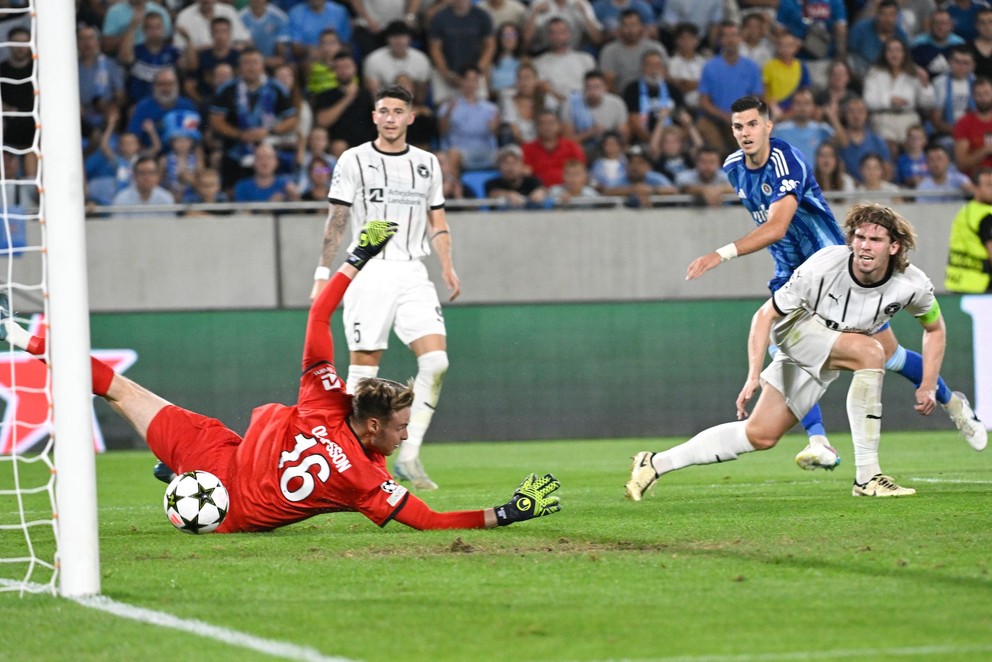 Marko Tolič strieľa gól v zápase ŠK Slovan Bratislava - FC Midtjylland v odvete play-off Ligy majstrov.