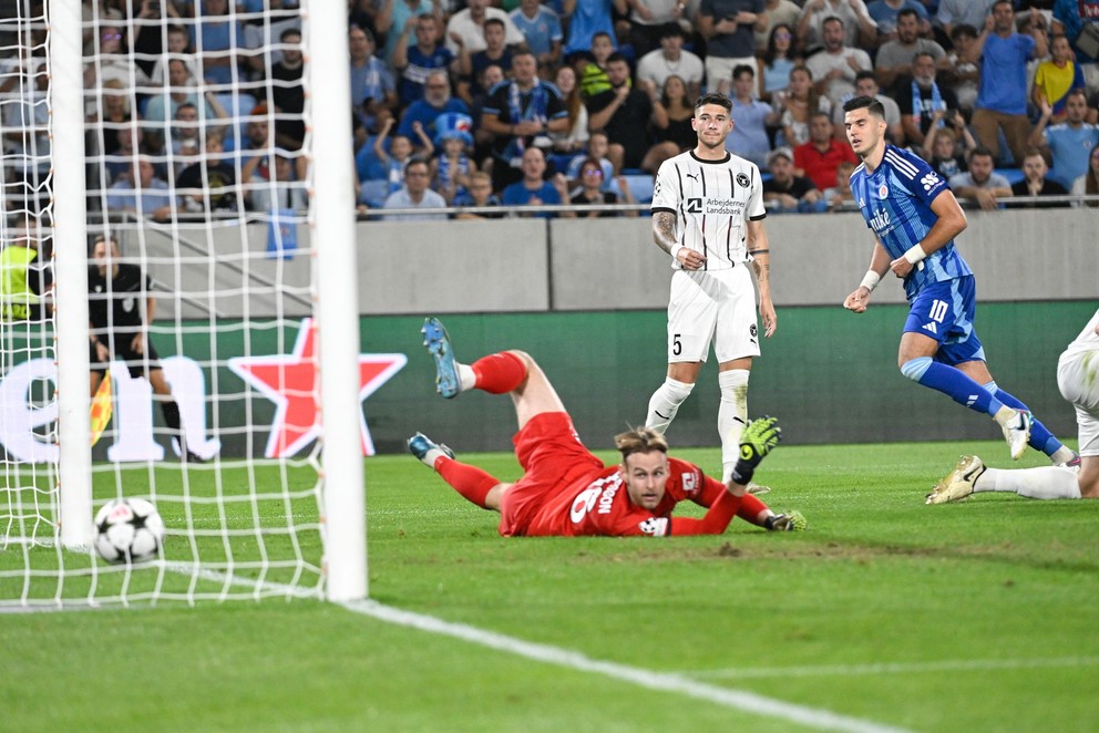 Marko Tolič strieľa gól v zápase ŠK Slovan Bratislava - FC Midtjylland v odvete play-off Ligy majstrov.