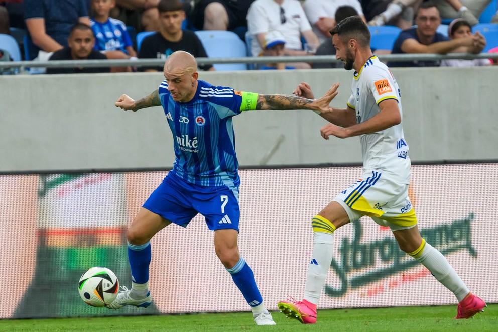 Na snímke zľava Vladimír Weiss (Slovan) a Ioannis Niarchos (Košice) v zápase 4. kola futbalovej Niké ligy ŠK Slovan Bratislava - FC Košice.