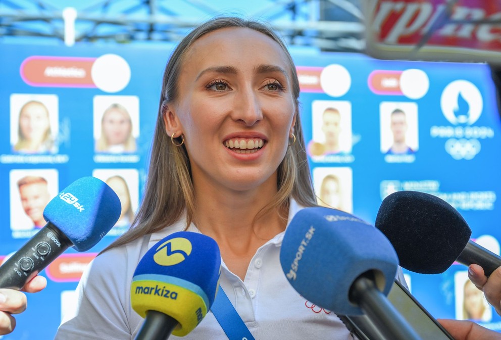 Gabriela Gajanová počas návštevy Slovenského domu po nedeľňajšom semifinálovom behu na 800 metrov