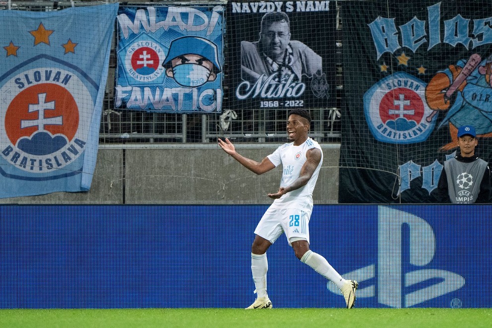 Cesar Blackman sa teší po strelenom góle v zápase FC Midtjylland - ŠK Slovan Bratislava v play-off Ligy majstrov.