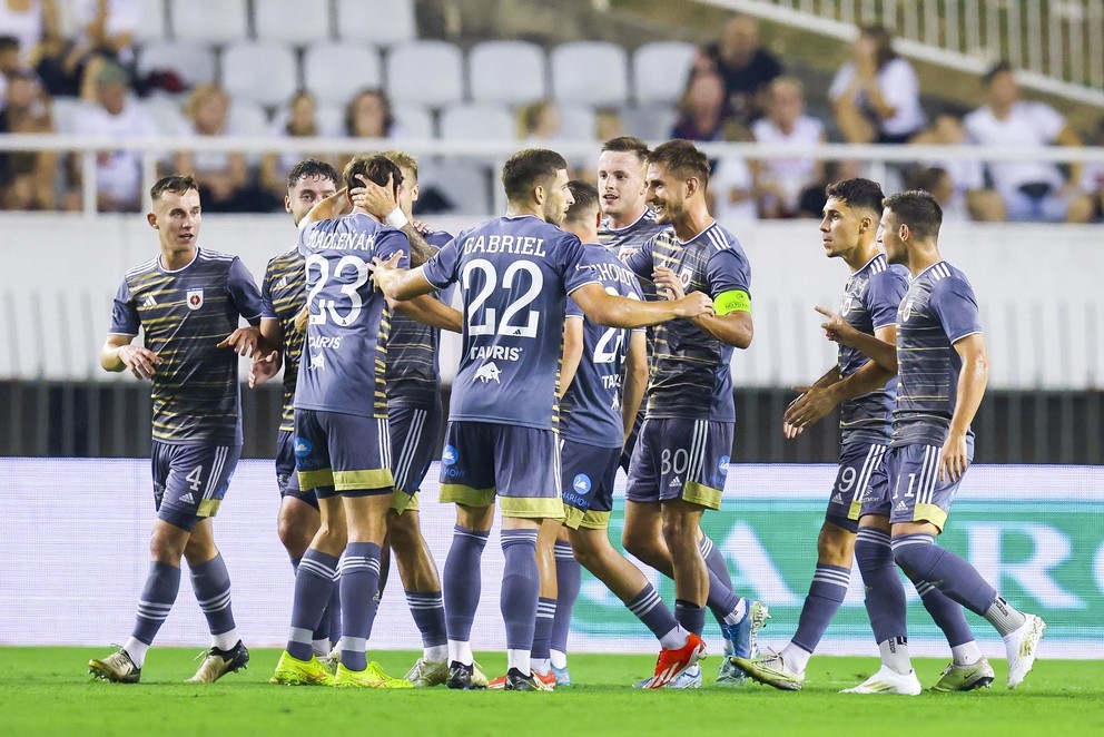 Hráči MFK Ružomberok sa tešia po strelení úvodného gólu v odvetnom zápase 3. predkola Európskej konferenčnej ligy (EKL).