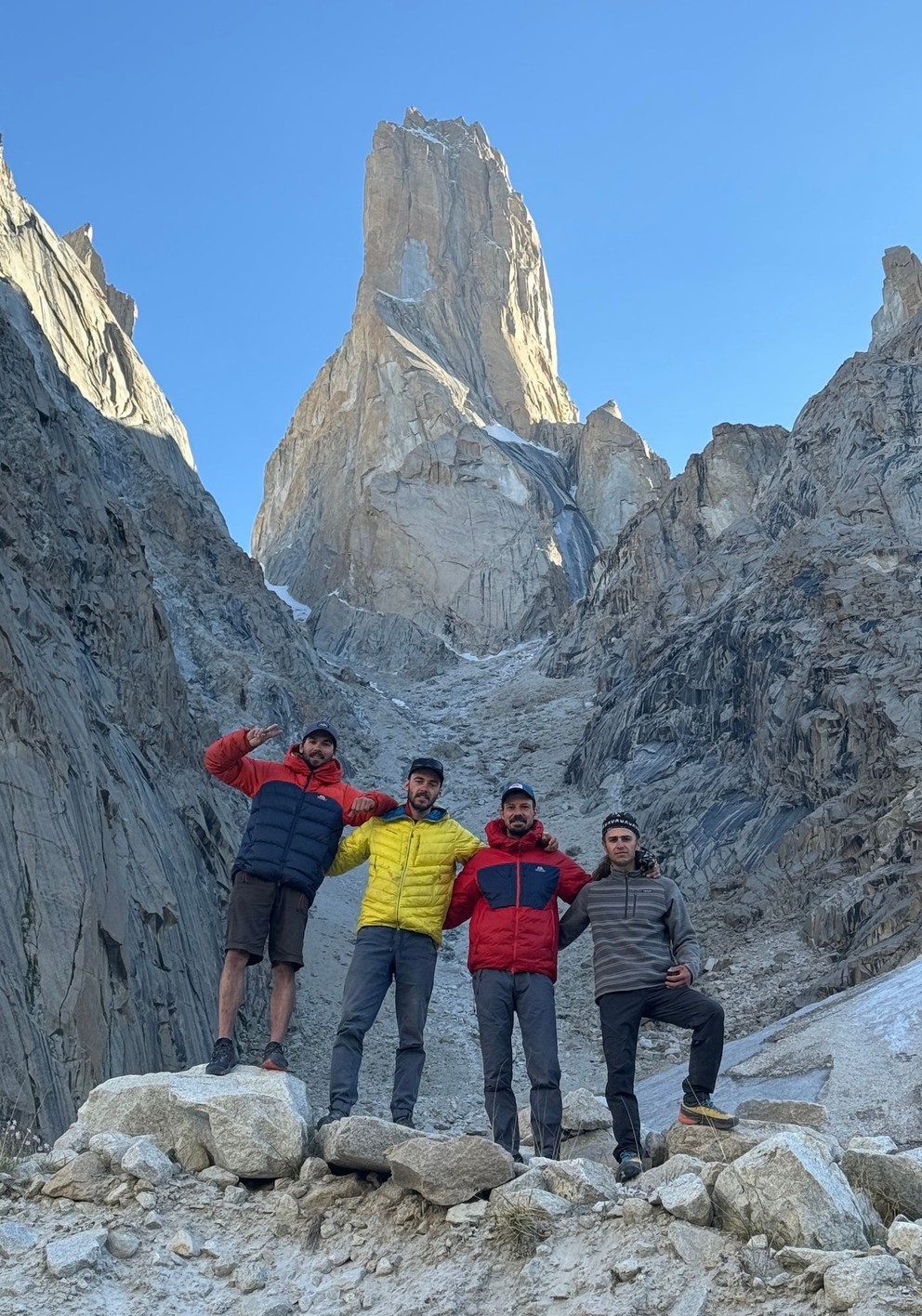 Martin Krasňanský, Tomáš Buček,  Mišo Mikušínec a František Bulička pod Trango Tower v Karakorame. 