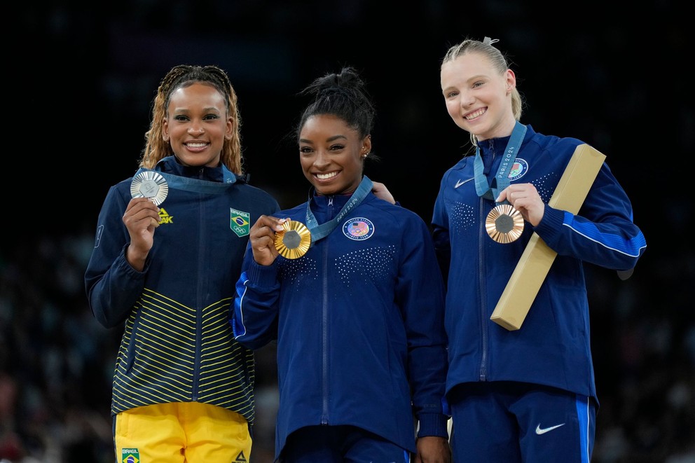 Zľava strieborná medailistka Rebeca Andradeová, zlatá medailistka Simone Bilesová a bronzová medailistka Jade Careyová v gymnastike v preskoku na OH 2024 Paríž.