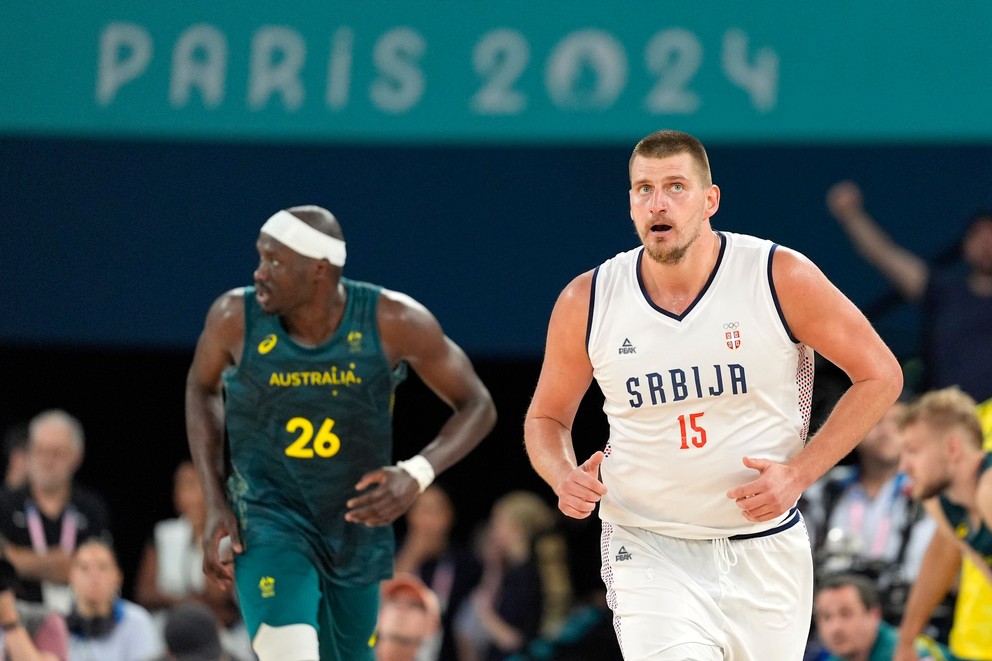 Nikola Jokič a Duop Reath vo štvrťfinále olympijského turnaja v basketbale mužov Srbsko - Austrália