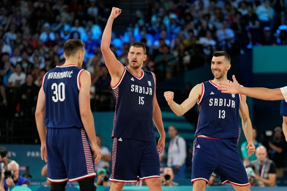 Basketbalisti Srbska oslavujú zisk bronzu na OH 2024.