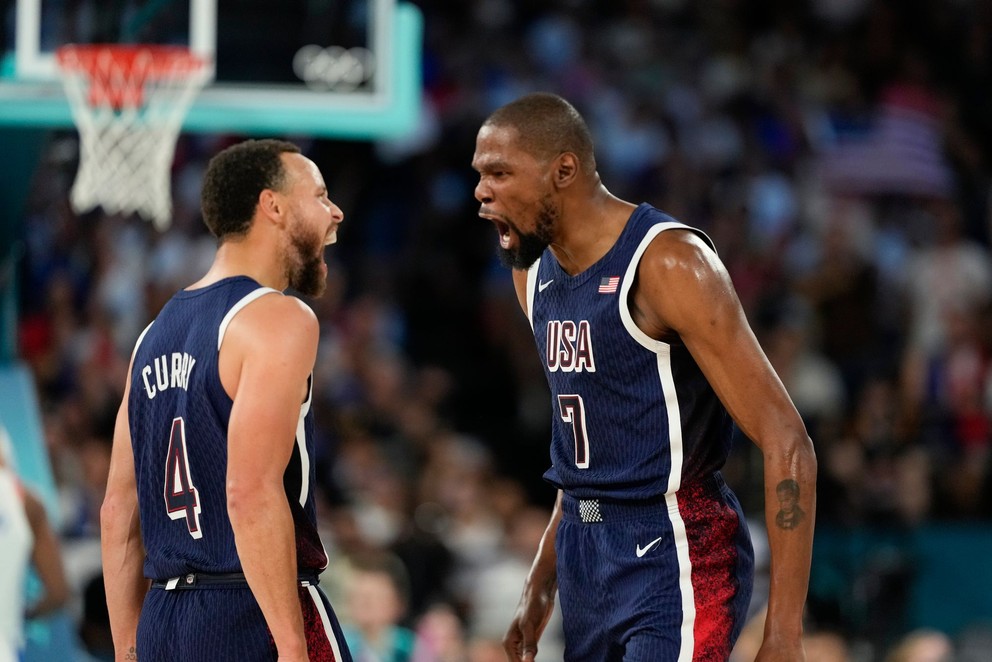 Kevin Durant (vpravo) a Stephen Curry v zápase Francúzsko - USA vo finále OH 2024 v Paríži.