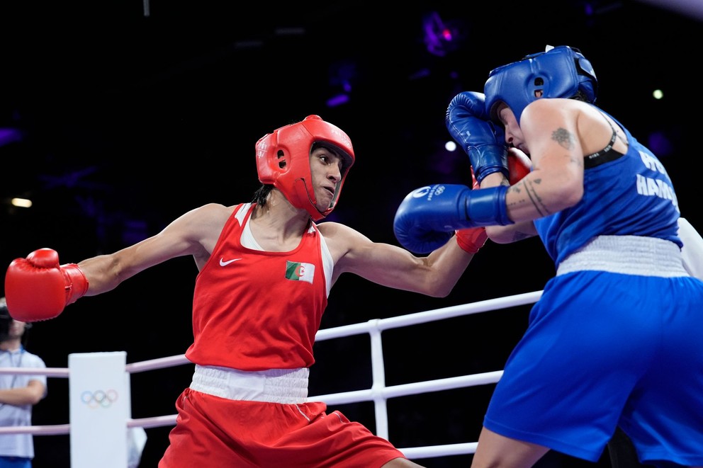 Momentka zo štvrťfinálového zápasu boxu do 66 kg medzi Alžírčankou Imane Khelifovou a Maďarkou Annou Hamoriovou na OH 2024 Paríž.