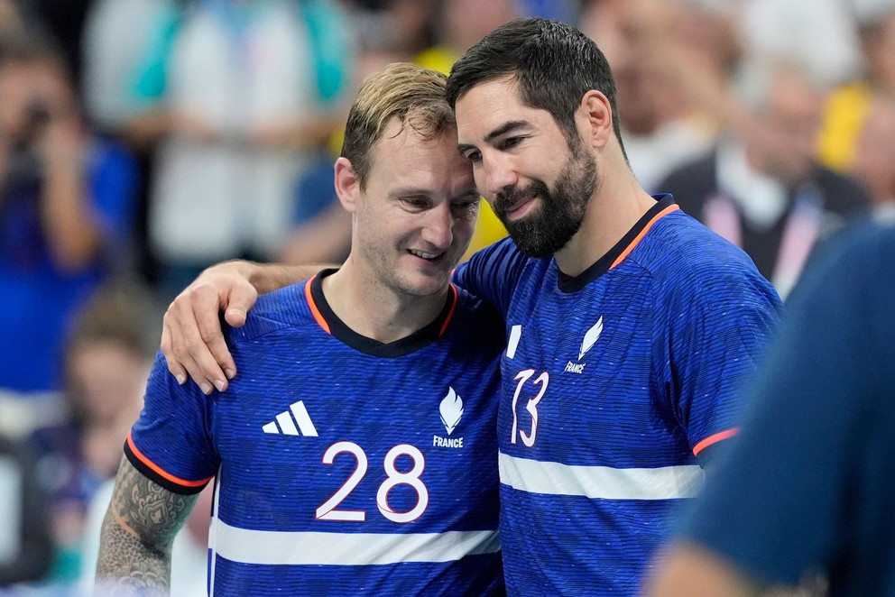 Nikola Karabatič (vpravo) v objatí so spoluhráčom