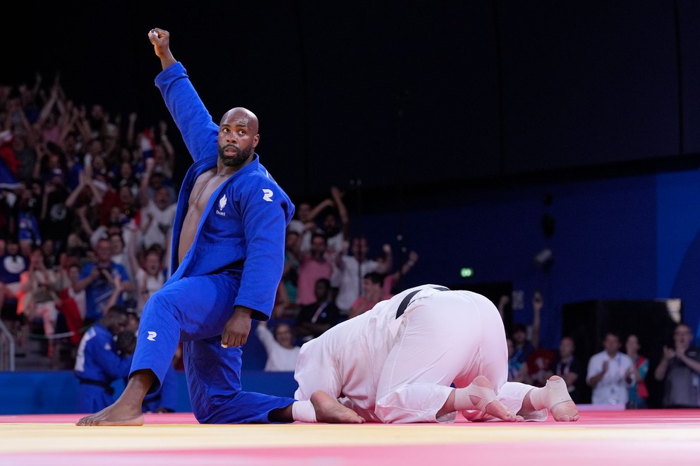 Teddy Riner oslavuje výhru nad Japoncom Tatsurom Saitom v džude v kategórii nad 90 kg na OH 2024 Paríž.