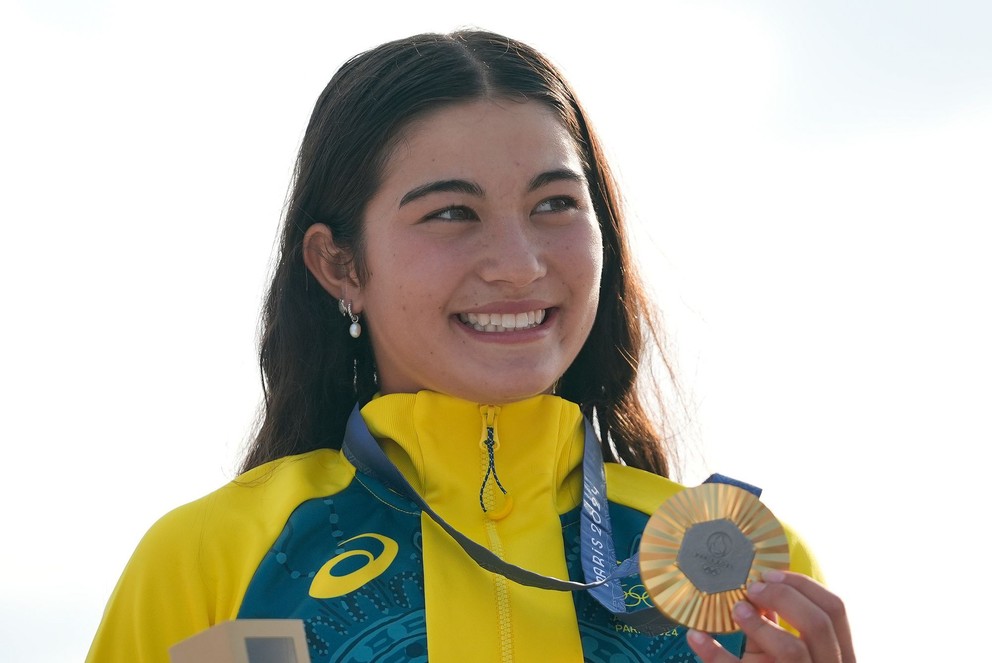 Arisa Trewová pózuje so zlatou medailou