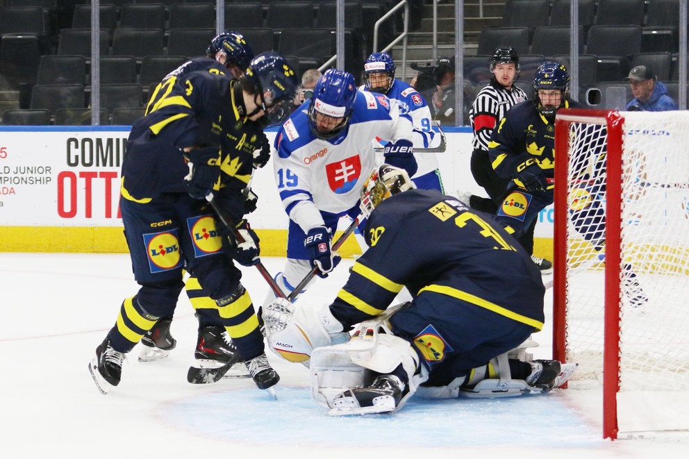Timothy Kazda a Adam Saloň (vzadu) v zápase Slovensko U18 - Švédsko U18 na turnaji Hlinka Gretzky Cup 2024
