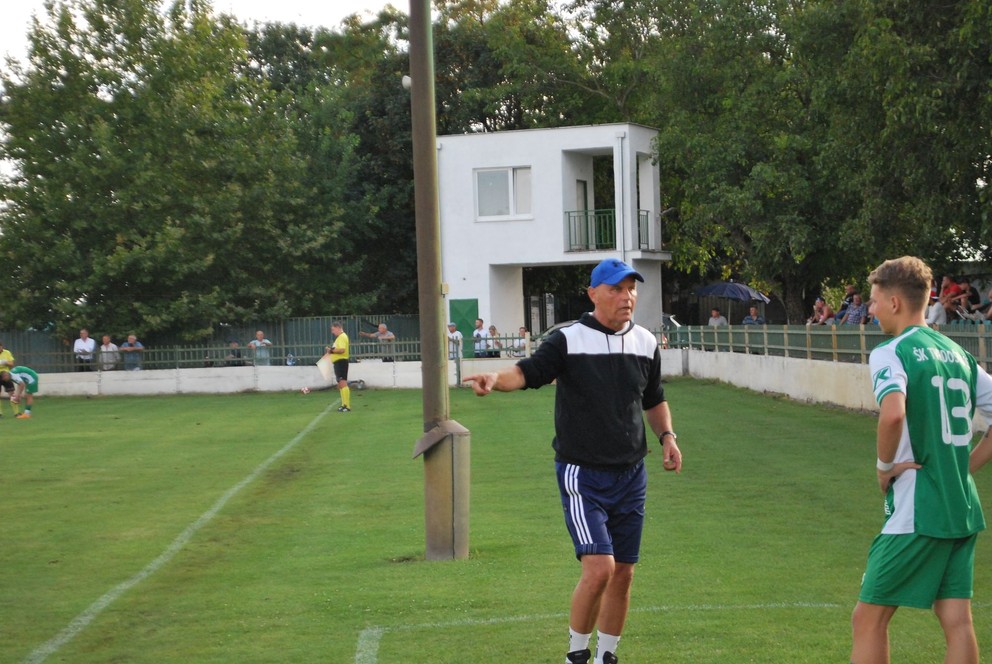 Tréner Milan Mrllák posiela do hry 19-ročného Ábela Csányiho.