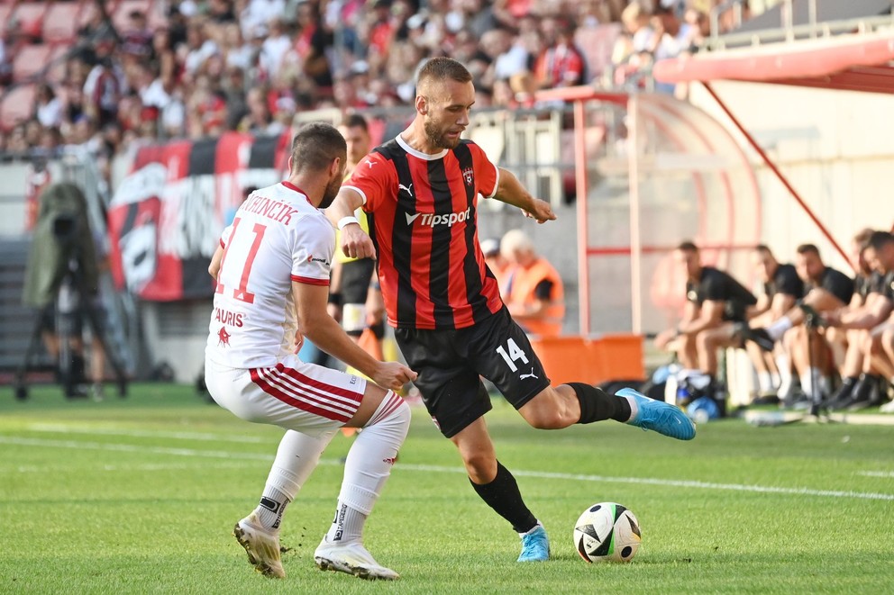Na snímke vpravo hráč Trnavy Miloš Kratochvíl a hráč Ružomberka Samuel Lavrinčík.