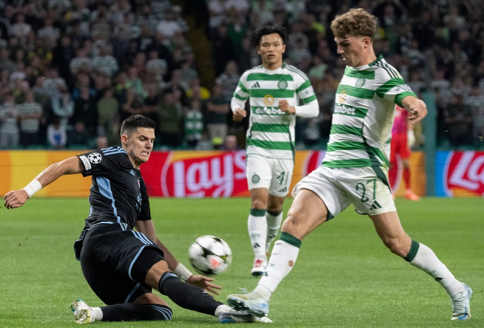 Marko Tolič (vľavo) a Arne Engels v zápase Celtic Glasgow - ŠK Slovan Bratislava v 1. kole ligovej fázy Ligy majstrov.