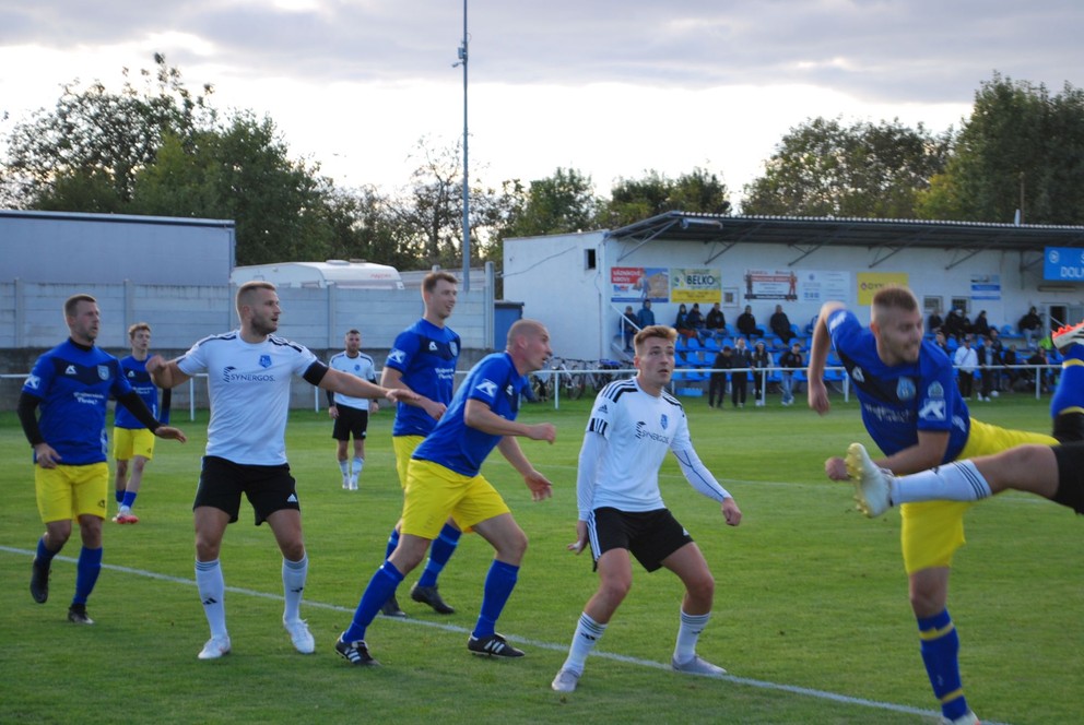 V stretnutí ŠK Nitra-Dolné Krškany – Slovan Zbehy zvíťazili domáci (v bielom) tesne 1:0. 