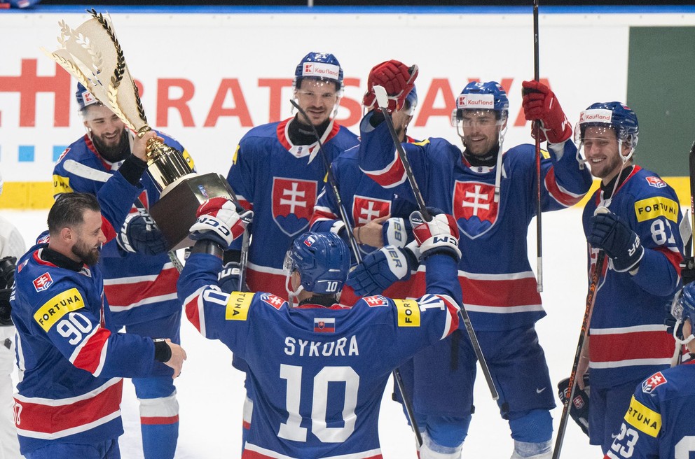 Slovenskí hokejisti oslavujú postup na ZOH 2026.