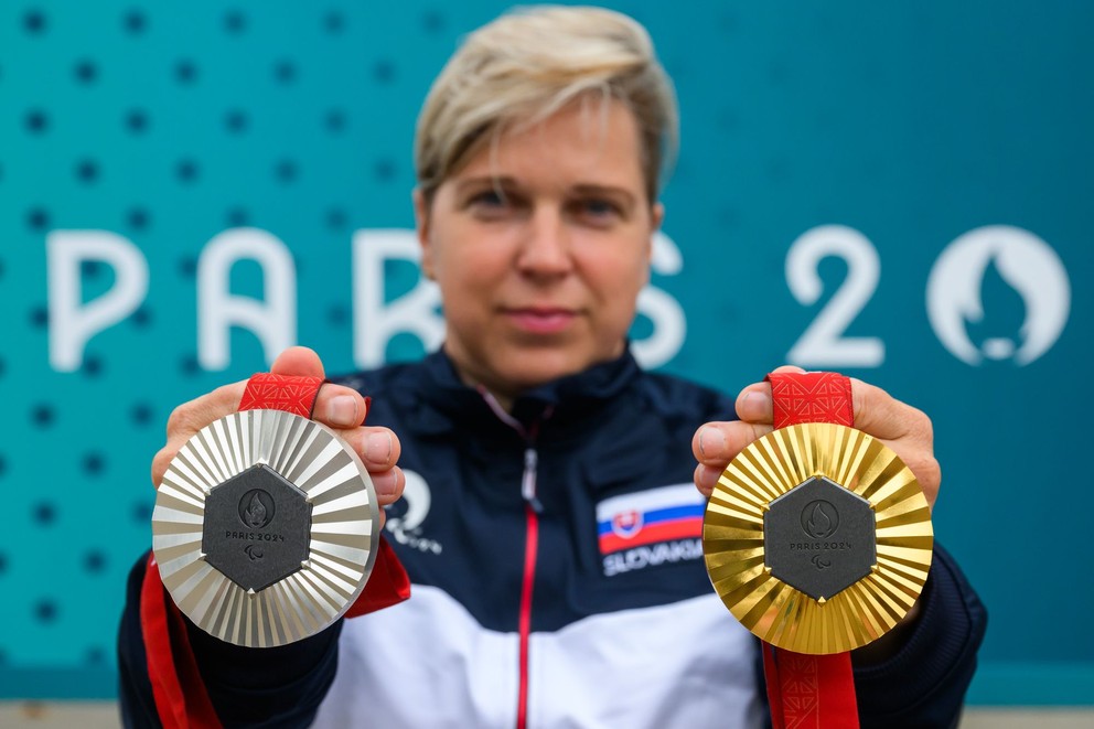 Veronika Vadovičová pózuje so zlatou a striebornou medailou z paralympiády v Paríži 2024.