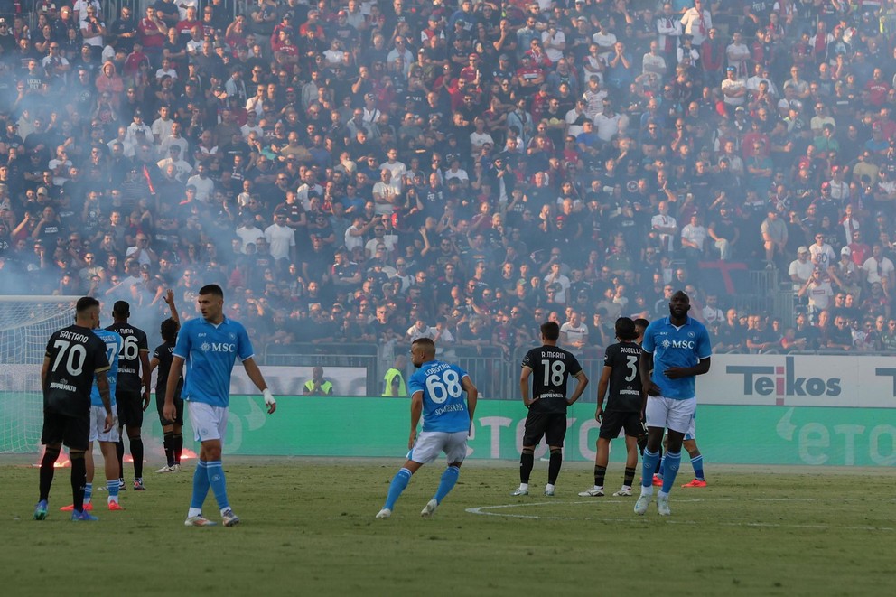 Na snímke uprostred slovenský futbalista Stanislav Lobotka z Neapola počas dočasného pozostavenia zápasu 4. kola talianskej Serie A  Cagliari Calcio - SSC Neapol v Cagliari.