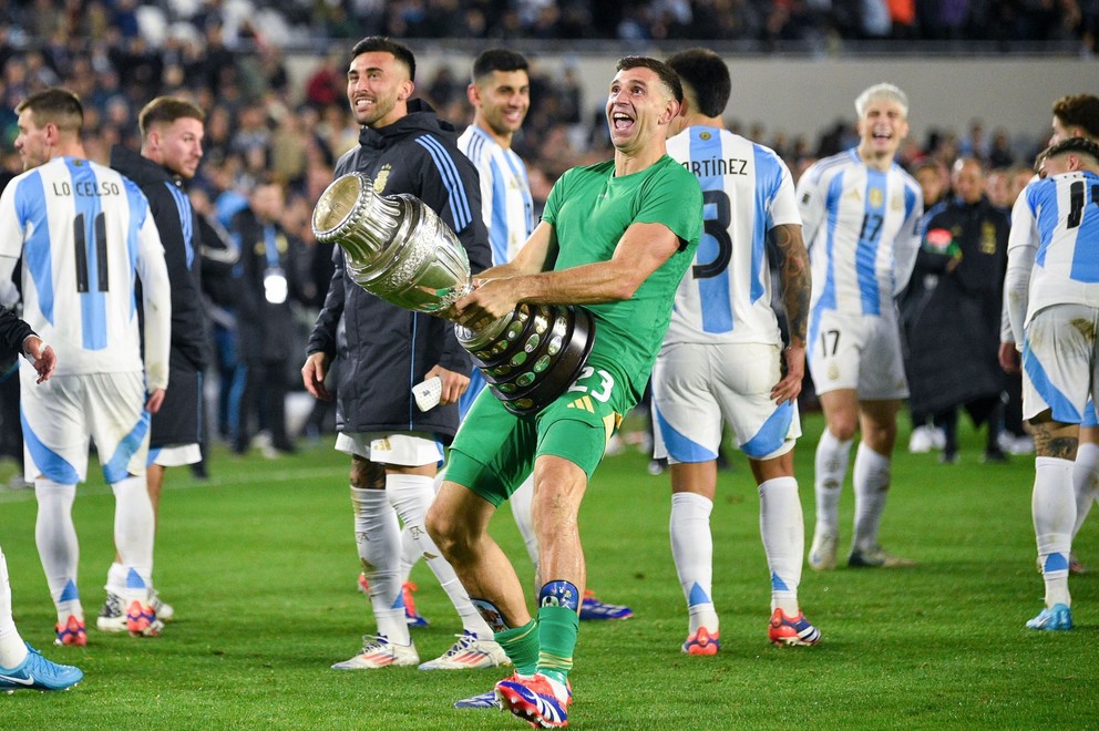 Emiliano Martínez neúctivo drží trofej za víťazstvo v Copa América 2024 po kvalifikačnom zápase na MS vo futbale 2026 Argentína - Čile.