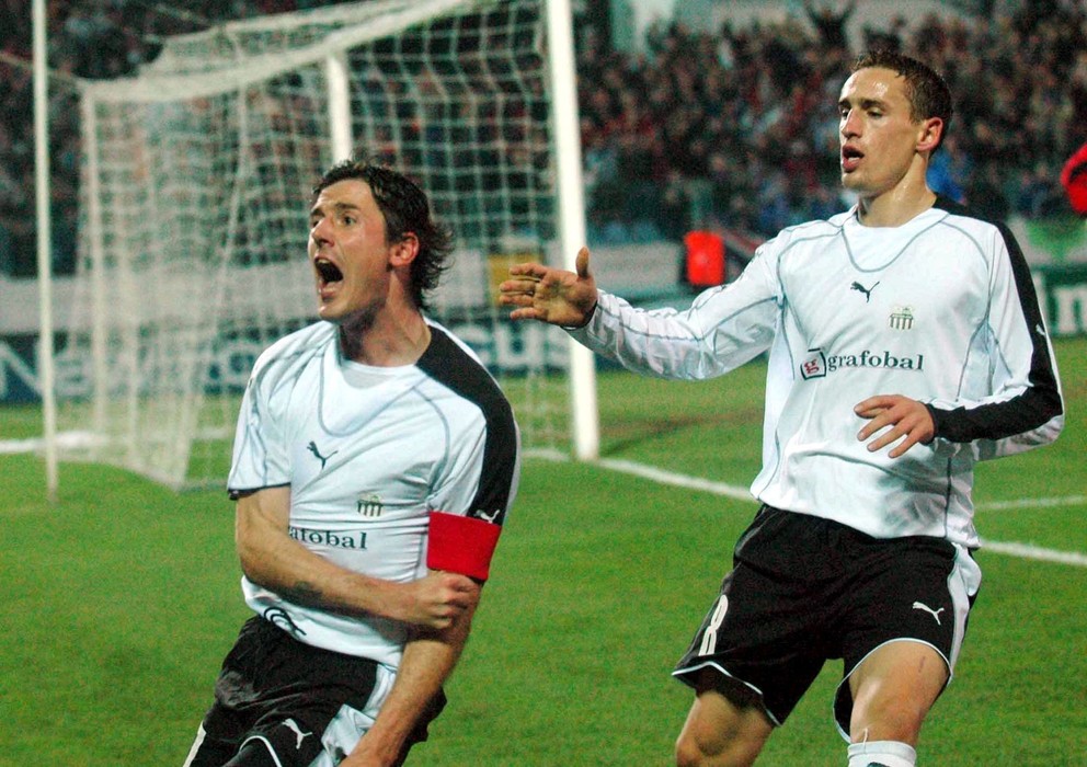 Balázs Borbély (vľavo) a Blažej Vaščák sa tešia po strelenom góle v zápase Artmedia Petržalka - Glasgow Rangers v skupine H Ligy majstrov 2005/2006.