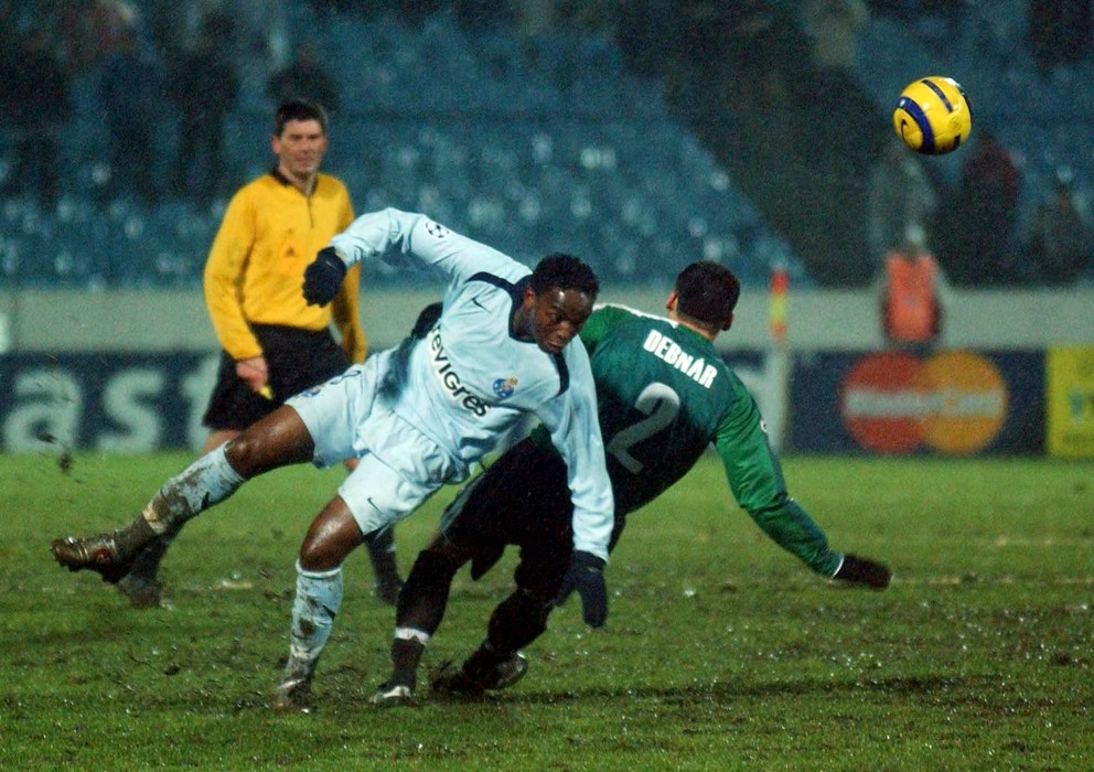 Benny McCarthy a Ondrej Debnár (vpravo) v zápase Artmedia Bratislava - FC Porto v skupine H Ligy majstrov 2005/2006.