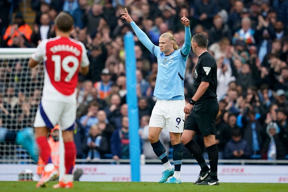 Erling Haaland oslavuje gól proti Arsenalu.