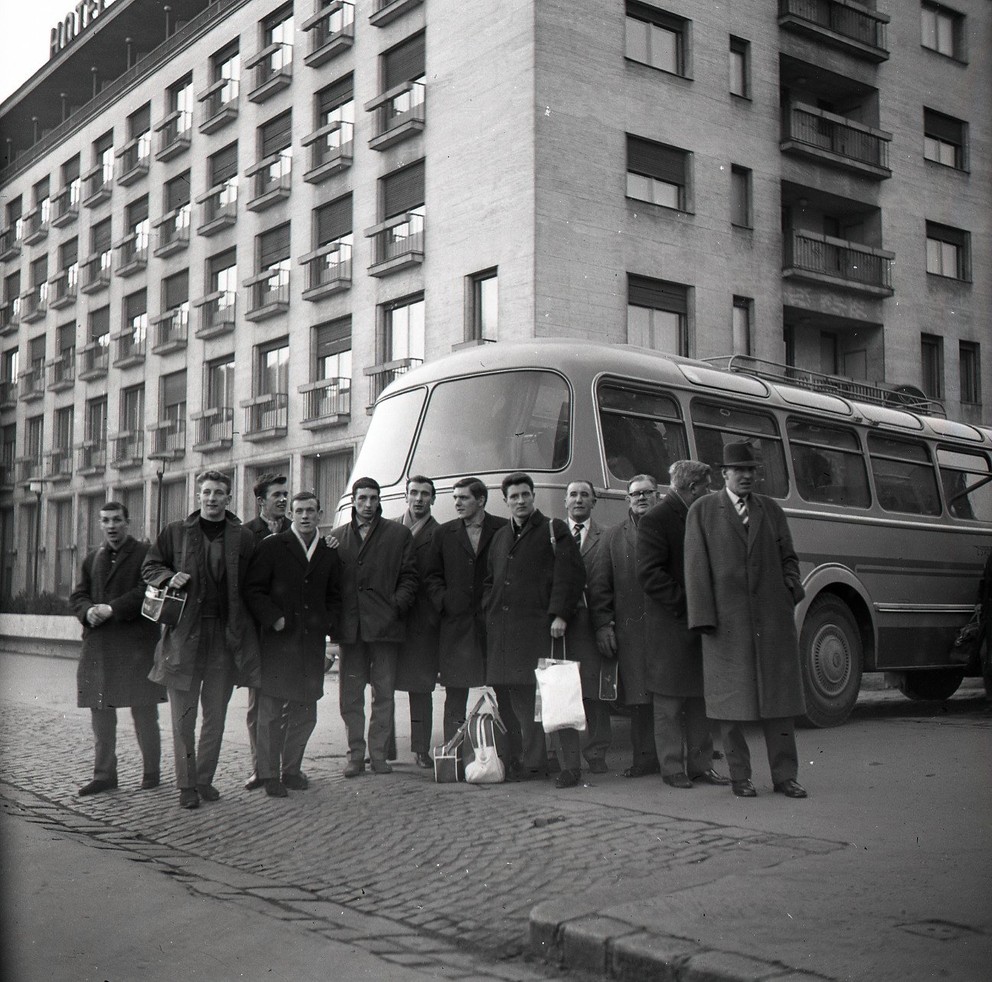 Futbalisti Celticu Glasgow pred hotelom Carlton v marci 1964.