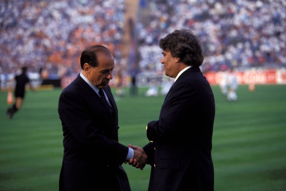 Silvio Berlusconi (prezident AC Miláno) a Bernard Tapie (šéf Olympique Marseille) pred finále Ligy majstrov 1993. 