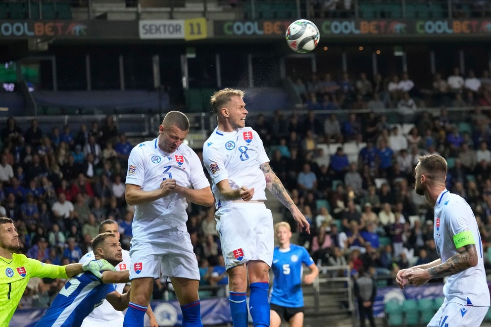 Denis Vavro (vľavo) a Ondrej Duda v zápase Estónsko - Slovensko v skupine 1 C-divízie Ligy národov.