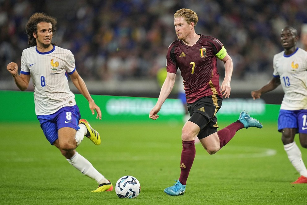 Matteo Guendouzi (vľavo) a Kevin De Bruyne v zápase Francúzsko - Belgicko v Lige národov.