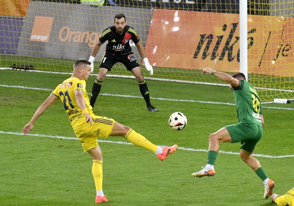 Zľava Daniel Magda, brankár Dávid Šipoš a Adrián Kaprálik v zápase FC Košice - MŠK Žilina v 8. kole Niké ligy.