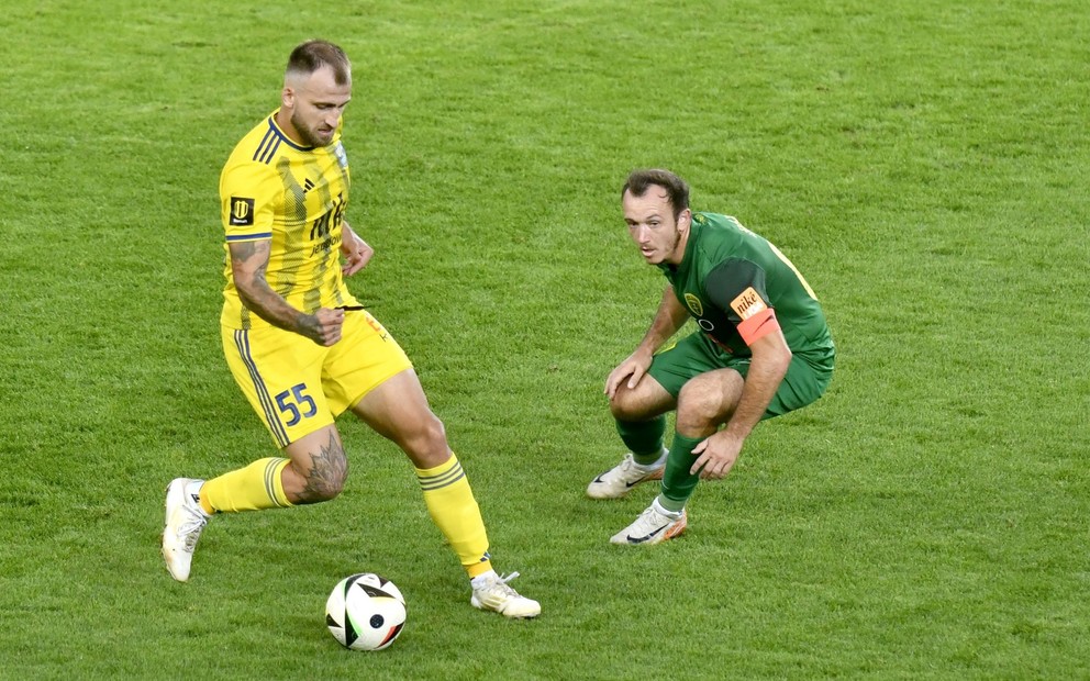 Žan Medved (vľavo) a Miroslav Káčer bojujú o loptu v zápase FC Košice - MŠK Žilina v 8. kole Nké ligy.