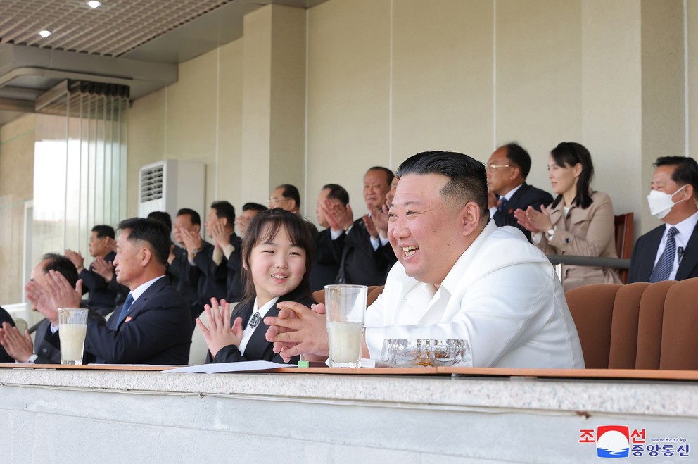 Severokórejský diktátor Kim Čong-Un s dcérou na návšteve športového podujatia. Kim je údajne veľký fanúšik Manchesteru United. 