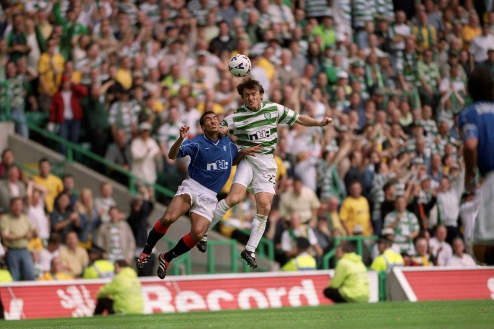 Ľubomír Moravčík a Giovanni Van Bronckhorst v derby Celtic Glasgow vs. Glasgow Rangers.