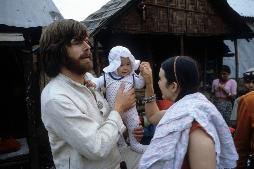 Reinhold Messner, jeho manželka Nena Holguin a dcéra Layla v Káthmandú počas expedície na Kančendžongu v roku 1982.  