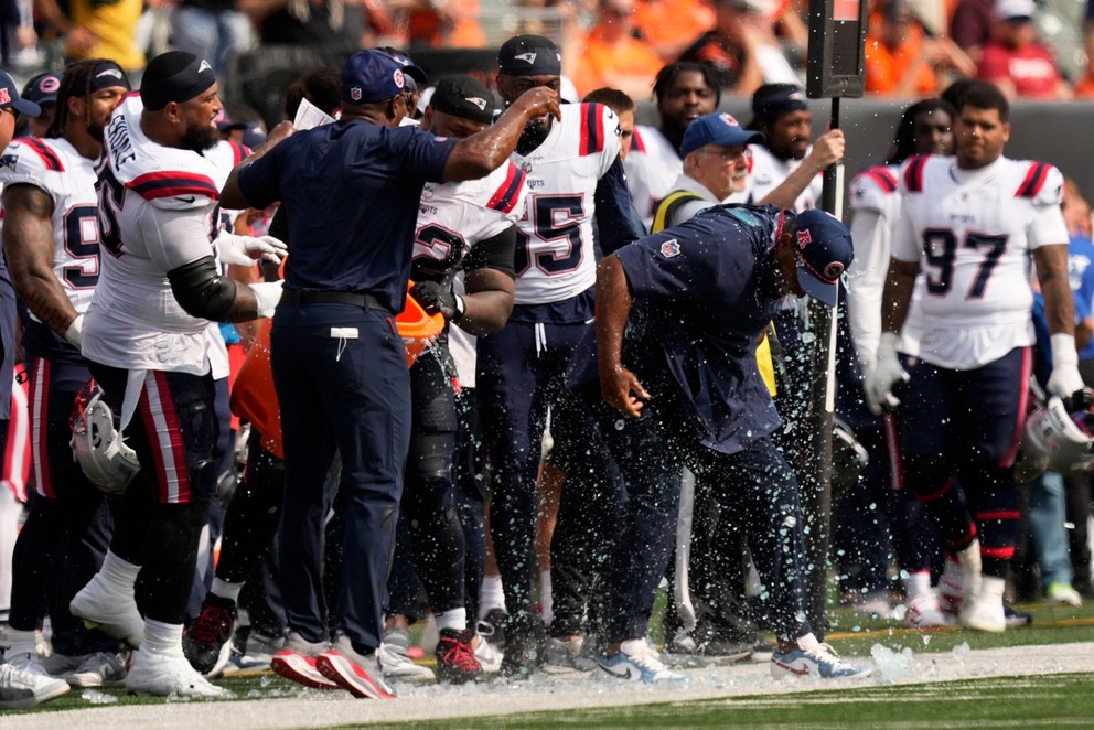 Hráči New England Patriots obliali hlavného trénera Jeroda Maya po víťaznom debute v NFL.