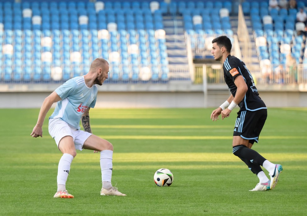 Na snímke zľava Miroslav Plešivka (Nitra) a Marko Tolič (Slovan) v 2. kole Slovenského pohára - Slovnaft Cup-u vo futbale AC Nitra - ŠK Slovan Bratislava.