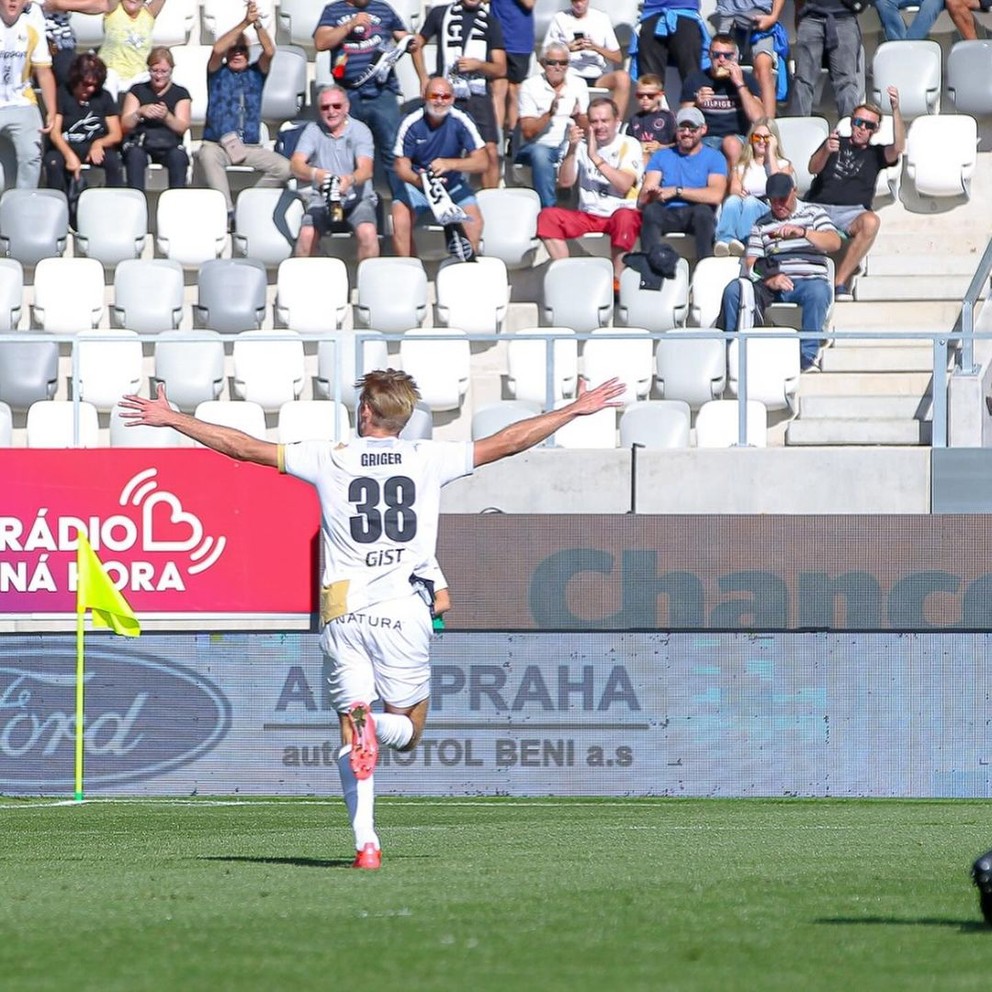 Slovenský futbalista Adam Griger sa teší z prvého gólu v drese Hradca Králové. 