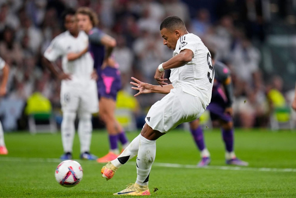 Kylian Mbappé premieňa pokutový kop v zápase proti Espanyolu.