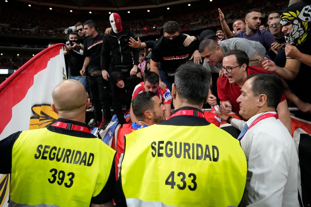 Madridské derby bolo prerušené kvôli správaniu fanúšikov