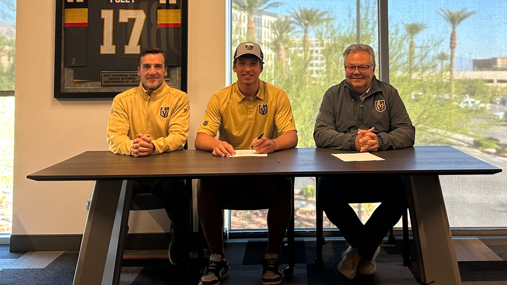 Viliam Kmec pri podpise nováčikovského kontraktu s Vegas Golden Knights. 