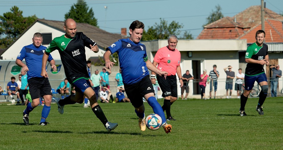 Z derby zápasu Úľany n/Ž - OŠK Mojzesovo (3:4) s loptou kapitán hostí Maroš Slovák ml., vľavo v modrom Marcel Krehák.