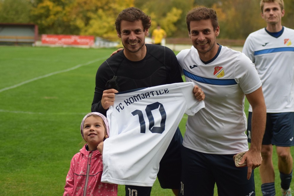 Futbalové dvojičky FC Komjatice (zľava) Patrik Kmeťo a Marek Kmeťo po tesnom víťazstve s Podlužanmi.